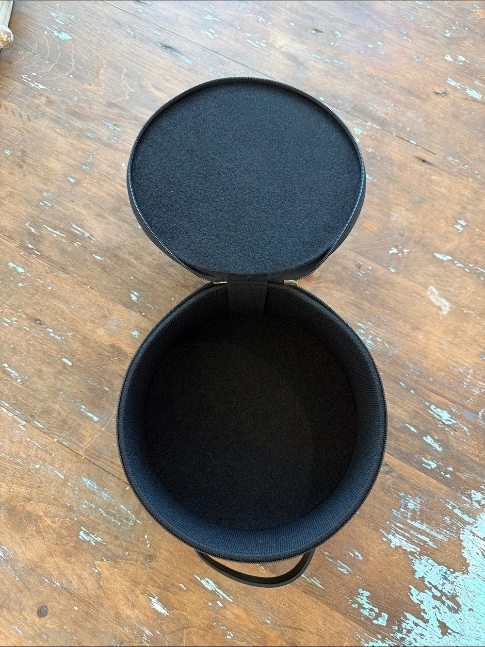 MAC Cosmetics Black and Gold Round Makeup Case